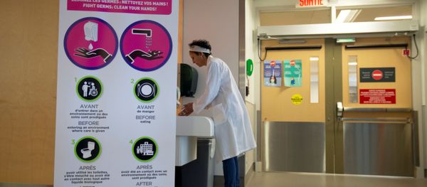 Adila Zahir, chief of infection prevention and control is seen washing her hands during a news media tour of quarantine facilities for treating novel coronavirus at Jewish General Hospital in Montreal, Quebec, Canada March 2, 2020. - Sputnik International