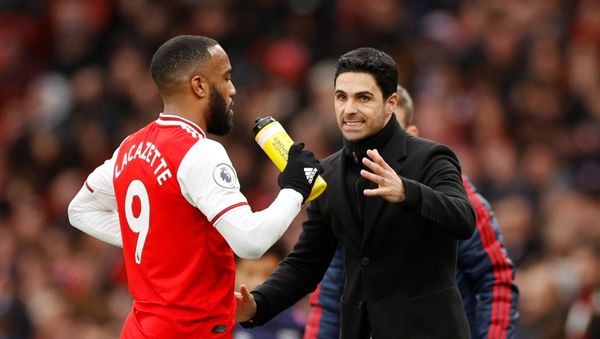 Arsenal's Alexandre Lacazette with manager Mikel Arteta - Sputnik International