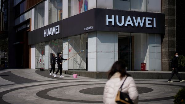People wearing face masks are seen at a Huawei shop - Sputnik International