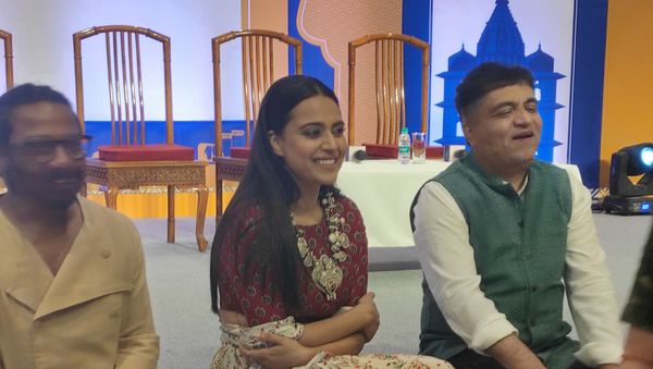 Bollywood actress Swara Bhaskar and singer-composer Swanand Kirkire (Right) - Sputnik International