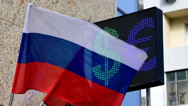 Signs of euro and dollar on the board of exchange rates in Moscow - Sputnik International