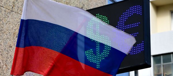Signs of euro and dollar on the board of exchange rates in Moscow - Sputnik International