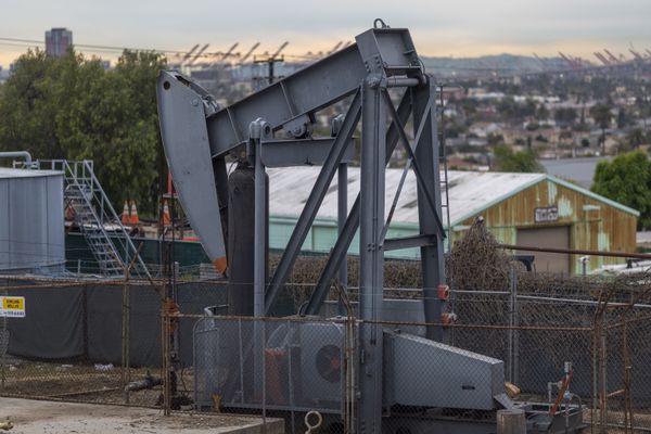 Crude Games: Who Drowned the World Oil Market, and What Happens Now? Crude Games: Who Drowned the World Oil Market, and What Happens Now? - Sputnik International