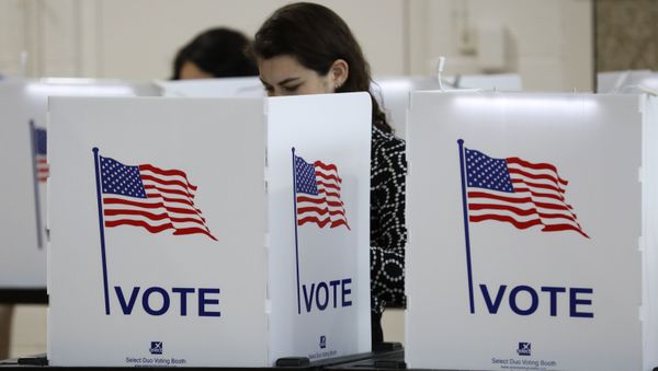 People vote in the Michigan primary election at Chrysler Elementary School in Detroit, Michigan, on March 10, 2020 - Sputnik International