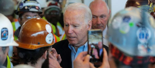 Democratic U.S. presidential candidate and former Vice President Joe Biden argues with a worker about his positions on gun control during a Biden campaign stop at the FCA (Fiat Chrysler Automobiles) Mack Assembly plant in Detroit, Michigan, U.S., March 10, 2020. - Sputnik International