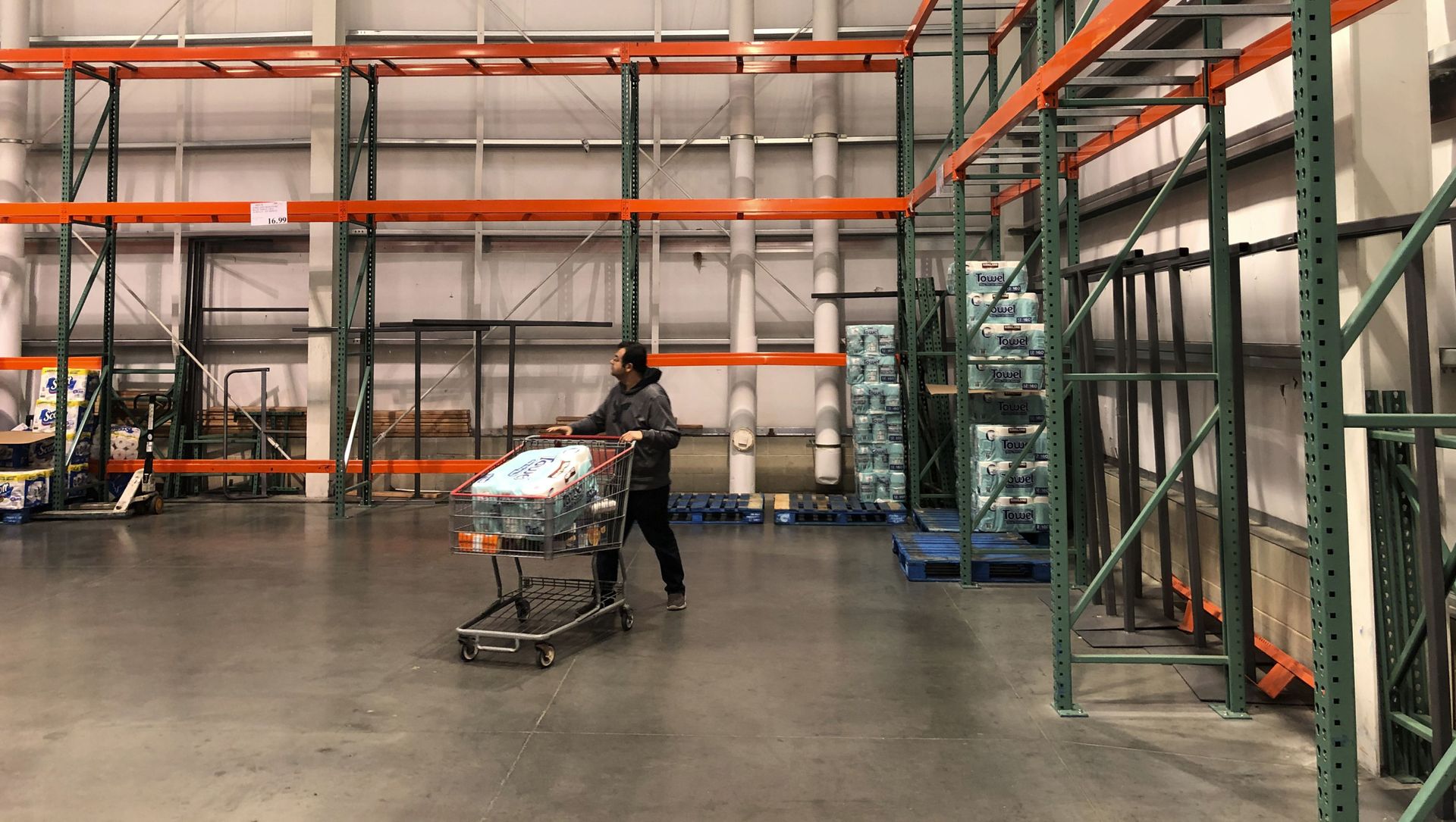 A customer walks past mostly empty shelves that normally hold toilet paper and paper towels at a Costco store in Teterboro, N.J., Monday, March 2, 2020 A customer walks past mostly empty shelves that normally hold toilet paper and paper towels at a Costco store in Teterboro, N.J., Monday, March 2, 2020 - Sputnik International, 1920, 25.03.2021