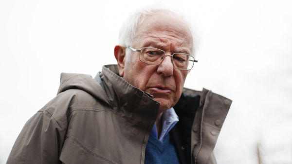 Democratic presidential candidate Sen. Bernie Sanders, I-Vt., visits outside a polling location at Warren E. Bow Elementary School in Detroit, Tuesday, March 10, 2020. - Sputnik International