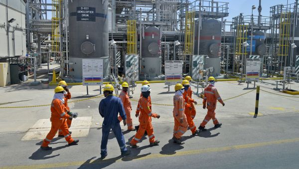 Employes of Aramco oil company work in Saudi Arabia's Khurais oil processing plant on September 20, 2019 - Sputnik International