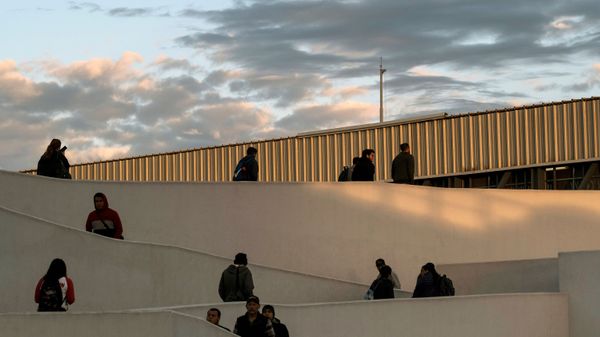 People walk towards to the United States at El Chaparral crossing port on the US/Mexico Border in Tijuana, Baja California state, Mexico, on February 29, 2020 - Sputnik International