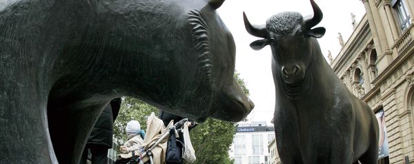 A bull and bear sculpture is seen in front of the German stock market in Frankfurt, central Germany A bull and bear sculpture is seen in front of the German stock market in Frankfurt, central Germany - Sputnik International