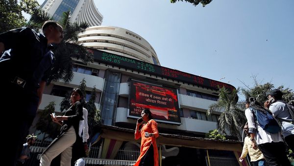 People walk past the Bombay Stock Exchange (BSE) building in Mumbai, India, March 9, 2020 - Sputnik International