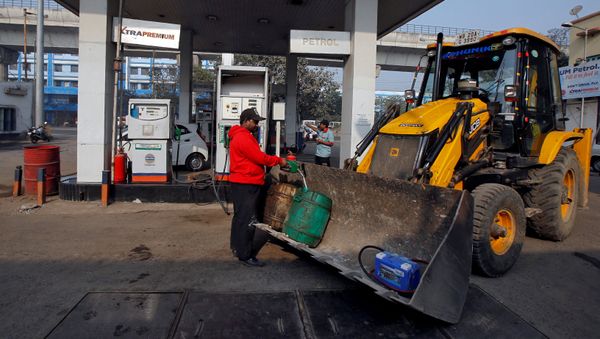 A worker fills diesel in a container at a fuel station in Kolkata - Sputnik International