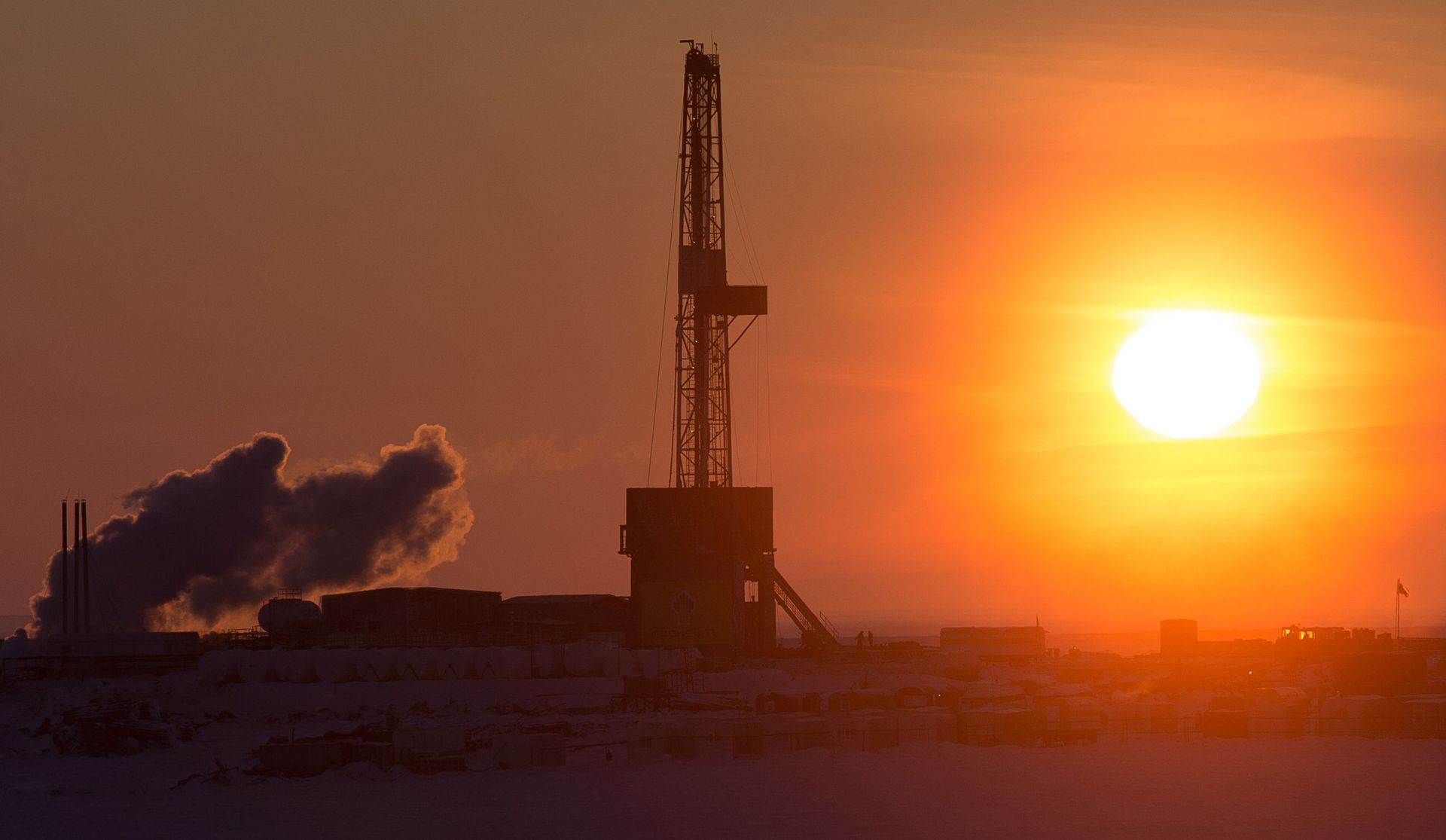 A drilling rig at the oil company Rosneft's site at the Tsentralno-Olginskaya-1 well. - Sputnik International, 1920, 14.02.2023
