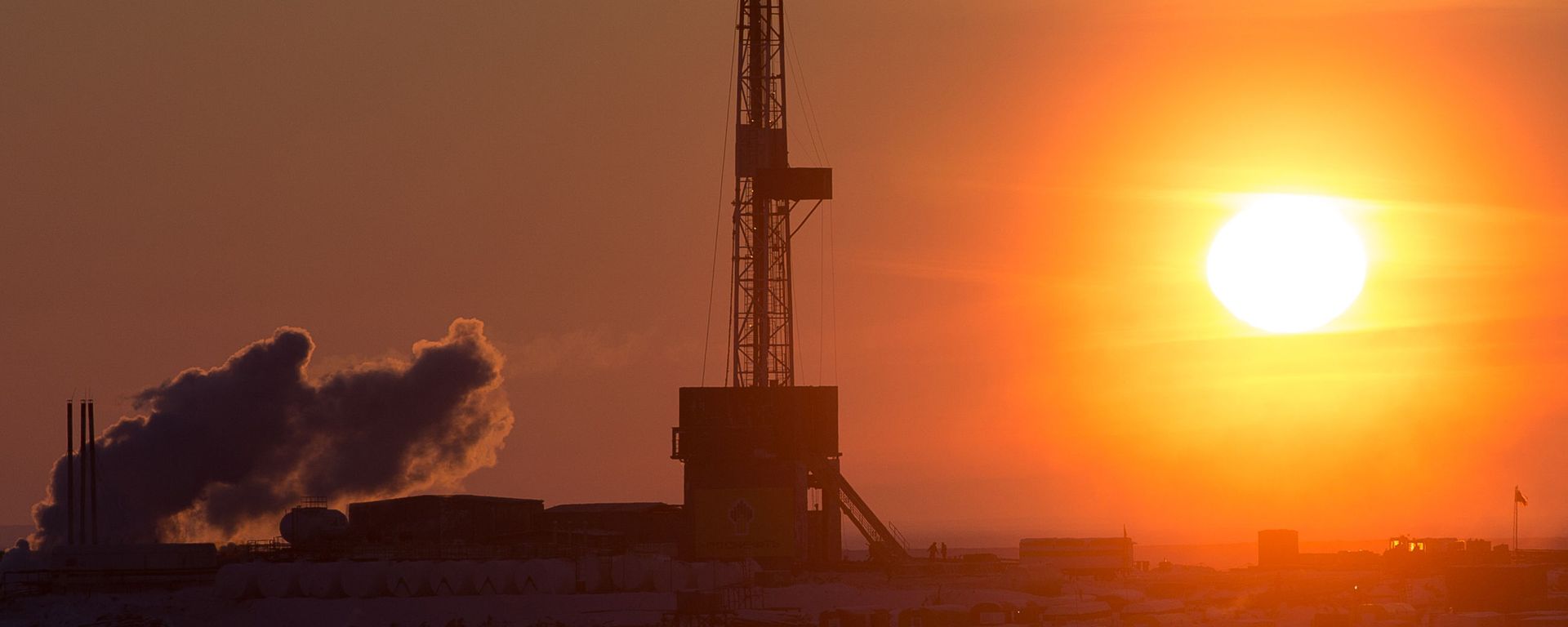 A drilling rig at the oil company Rosneft's site at the Tsentralno-Olginskaya-1 well. A drilling rig at the oil company Rosneft's site at the Tsentralno-Olginskaya-1 well. - Sputnik International, 1920, 15.03.2022