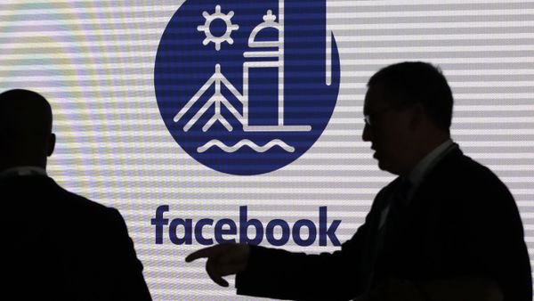 Media and guests mingle before a tour of Facebook's new 130,000-square-foot offices - Sputnik International