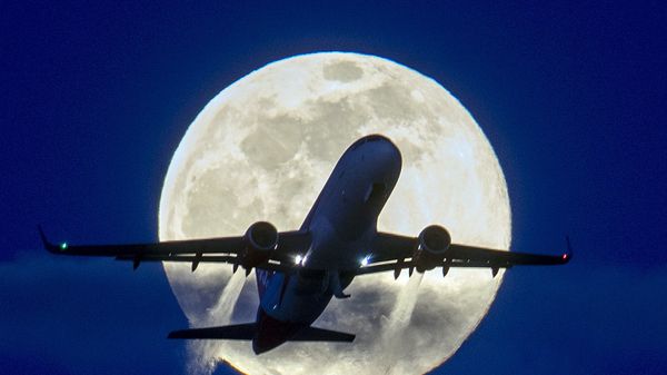 Самолет на фоне полнолуния  - Sputnik International