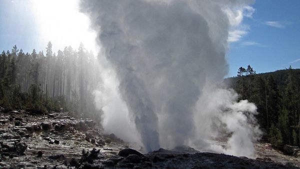Steamboat Geyser is located in the Back Basin of Yellowstone’s Norris Geyser Basin - Sputnik International