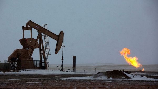 Natural gas flares are seen at an oil pump site outside of Williston, North Dakota - Sputnik International