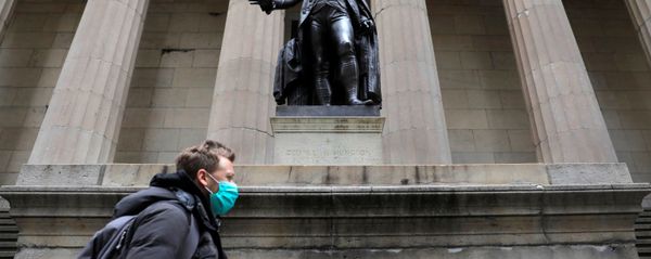 A man in a surgical mask walks in front of a statue of first US President George Washington - Sputnik International
