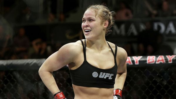 Ronda Rousey looks around after defeating Sara McMann in a UFC 170 - Sputnik International