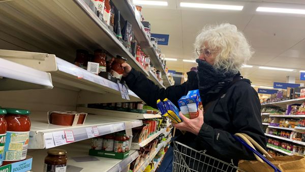 A shopper covers her face at a supermarket, as the number of coronavirus cases grow around the world, in London, Britain March 15, 2020.   - Sputnik International