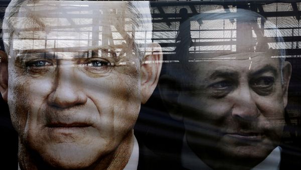 A banner depicts Benny Gantz, leader of Blue and White party, and Israel Prime minister Benjamin Netanyahu - Sputnik International