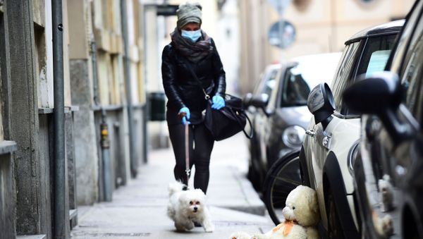 A woman wearing a face mask in Turin, Italy - Sputnik International