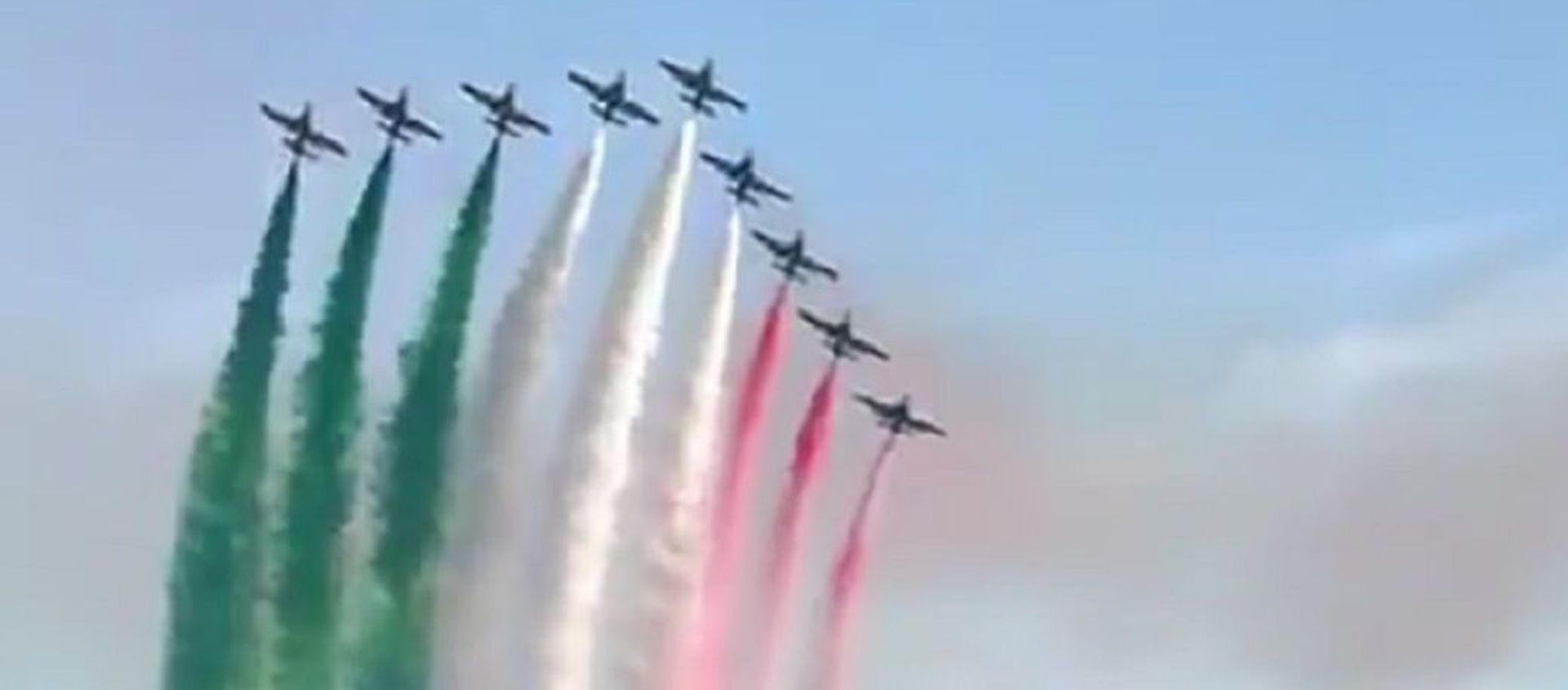 The Italian Air Force played Pavarotti singing Nessun Dorma as they put on an air show to lift the spirits of their nation - Sputnik International, 1920, 30.06.2021