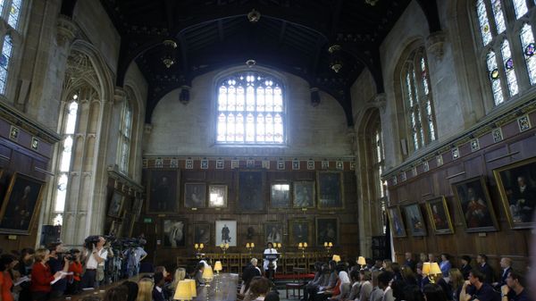 U.S. first lady Michelle Obama, centre rear,  speaks to children from Elizabeth Garrett Anderson school in London as they visit Christ Church College in Oxford, England, Wednesday, May 25, 2011. - Sputnik International