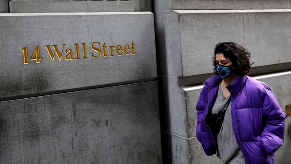 A person wearing a face mask walks along Wall Street after further cases of coronavirus were confirmed in New York City, New York, U.S., March 6, 2020 - Sputnik International