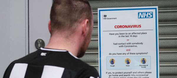Soccer Football - Premier League - Coronavirus impact on the Premier League - St James' Park, Newcastle, Britain - March 14, 2020  A fan reads a NHS sign outside St James' Park as the Premier League is suspended due to the number of coronavirus cases growing around the world  - Sputnik International