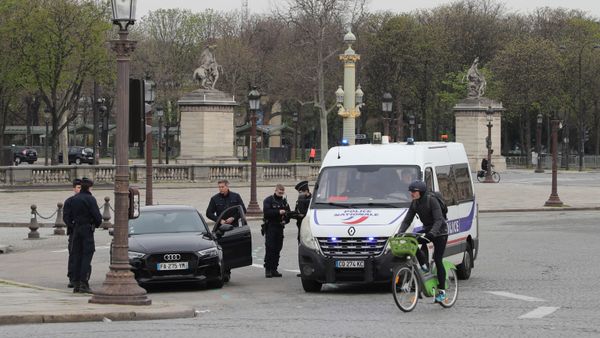 Police officers proceed to control in Paris, on March 17, 2020 a few hours before the order of staying at home to all French citizens comes into effect, in order to avoid the spreading of the novel coronavirus.  - Sputnik International