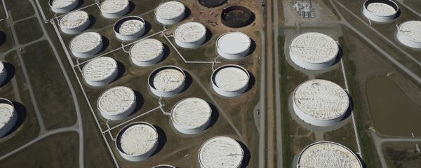 Crude oil storage tanks are seen from above at the Cushing oil hub, in Cushing, Oklahoma, March 24, 2016 - Sputnik International