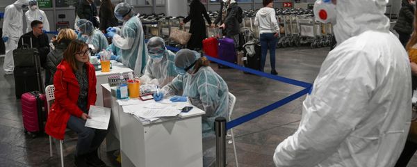Russian officials and medical staff at Sheremetyevo International Airport outside Moscow - Sputnik International