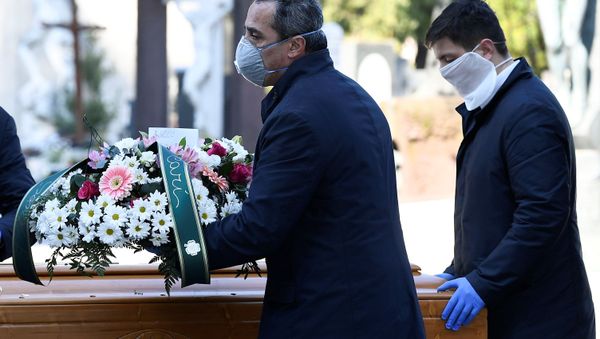 Cemetery workers and funeral agency workers in protective masks transport a coffin of a person who died from coronavirus disease (COVID-19), into a cemetery in Bergamo, Italy March 16, 2020 - Sputnik International