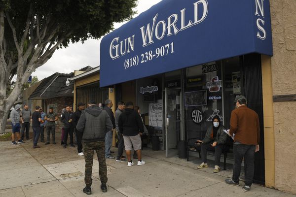Lock, Stock, & Barrel: Why are Americans Hoarding Guns & Ammo Amid COVID-19 Pandemic? - Sputnik International