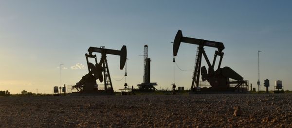 Pump jacks operate in front of a drilling rig in an oil field in Midland, Texas U.S. August 22, 2018. Picture taken August 22, 2018. - Sputnik International