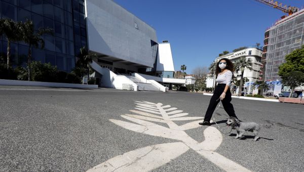 A woman wearing a protective face mask near the Festival palace on the Croisette in Cannes  - Sputnik International