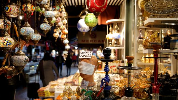 A protective face mask is placed on a mannequin at a souvenir shop, amid coronavirus disease (COVID-19) concerns, in central Istanbul, Turkey, March 17, 2020 - Sputnik International