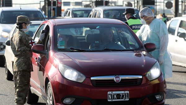 A member of the Argentine border police and a health worker in Buenos Aires, Argentina A member of the Argentine border police and a health worker in Buenos Aires, Argentina - Sputnik International