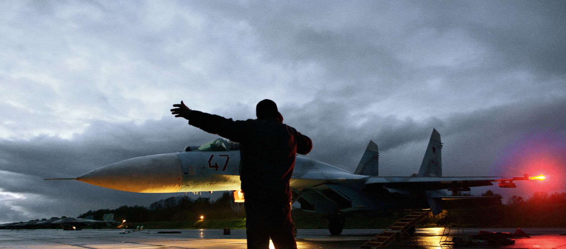 Military technician gives the go-ahead for the take-off of a Su-27 fighter jet Military technician gives the go-ahead for the take-off of a Su-27 fighter jet - Sputnik International, 1920, 24.08.2020