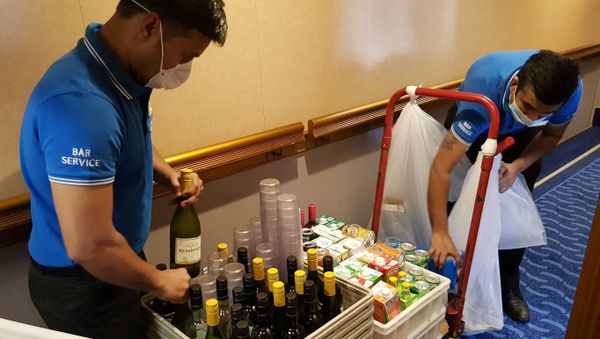 Employees of Costa Luminosa on a cruise ship - Sputnik International