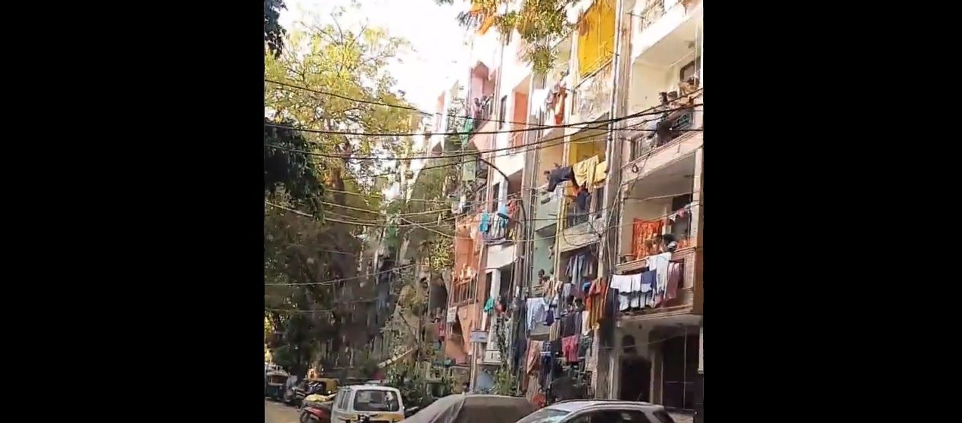 New Delhi: Indians Clap, Ring Bells From Balconies to Thank Doctors Amid Coronavirus - Videos - Sputnik International, 1920, 22.03.2020