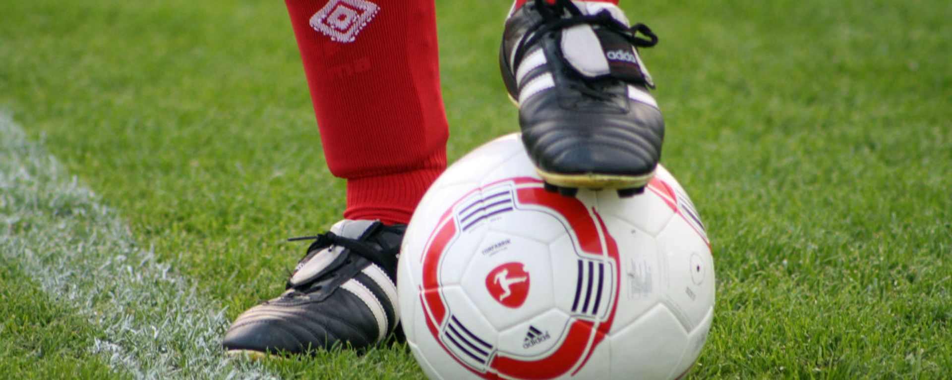 Foot of a soccer player in a football boot on a ball  - Sputnik International, 1920, 27.06.2021