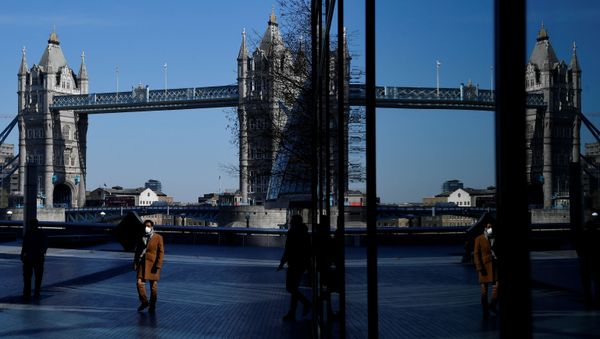 A man wears a mask infront of Tower Bridge A man wears a mask infront of Tower Bridge - Sputnik International