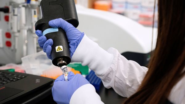 A scientist at RNA medicines company Arcturus Therapeutics research a vaccine for the novel coronavirus (COVID-19) at a laboratory in San Diego, California, U.S., March 17, 2020. - Sputnik International