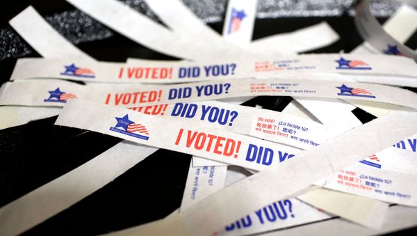 Voting bracelets sit on a table during the Democratic presidential primary election at Madero Middle School in Chicago, Illinois, U.S. March 17, 2020.  - Sputnik International