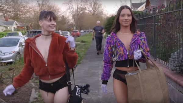 Out-of-work strippers are delivering food  - Sputnik International