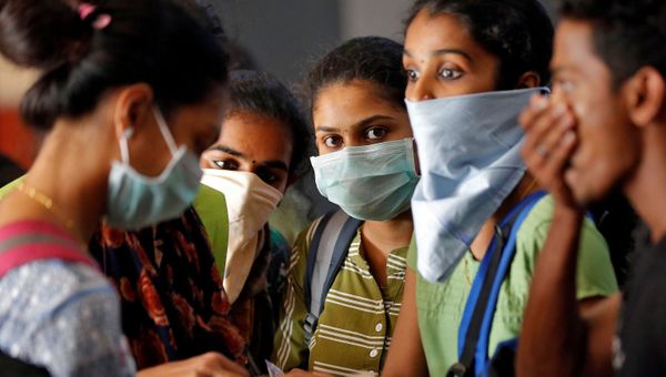 A group of students wearing protective masks wait to buy tickets at a railway station amid coronavirus fears, in Kochi, India, March 10, 2020 - Sputnik International