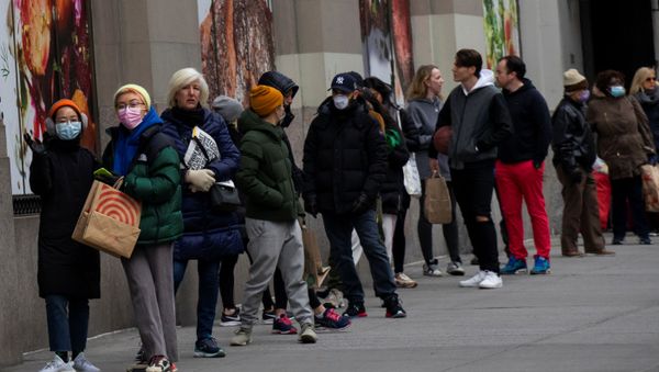 People line up to buy food in a market as the coronavirus disease (COVID-19) outbreak continues in New York, U.S., March 22, 2020.   - Sputnik International